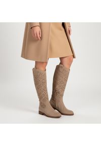 Kozaki damskie S.Barski, ażurowa cholewka do kolana zamek z boku niski obcas lekka podeszwa styl codzienny, beżowe, HY61-8023. Okazja: na co dzień. Zapięcie: zamek. Kolor: beżowy. Szerokość cholewki: normalna. Wzór: ażurowy. Obcas: na obcasie. Styl: casual. Wysokość obcasa: niski #1