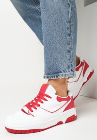 Born2be - Biało-Czerwone Sznurowane Sneakersy na Płaskiej Podeszwie Mefin. Nosek buta: okrągły. Zapięcie: sznurówki. Kolor: biały. Materiał: materiał. Sezon: wiosna, jesień. Obcas: na płaskiej podeszwie. Wysokość obcasa: niski #1
