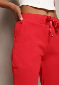 Renee - Czerwone Proste Spodnie Dresowe z Satynową Tasiemką w Pasie Alnureta. Kolor: czerwony. Materiał: satyna, dresówka #2