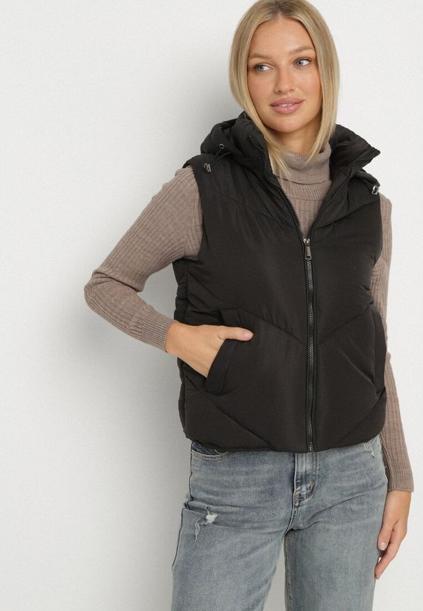 Born2be - Czarna Klasyczna Kamizelka z Pikowanymi Przeszyciami i Kapturem Ollera. Okazja: na co dzień. Typ kołnierza: kaptur. Kolor: czarny. Materiał: jeans. Styl: klasyczny