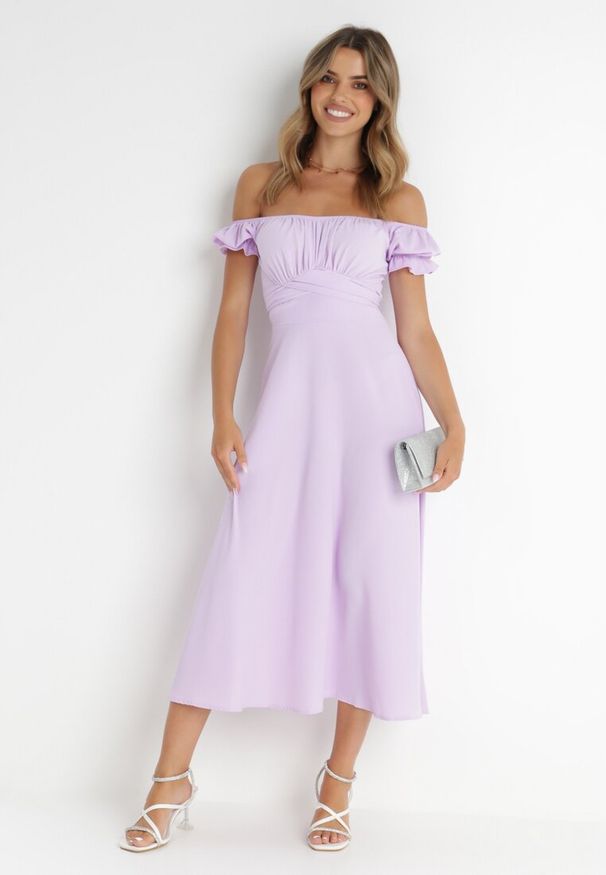 Born2be - Fioletowa Sukienka Midi z Dekoltem Carmen i Bufiastymi Rękawkami Amarhis. Okazja: na co dzień, na imprezę. Typ kołnierza: typu carmen. Kolor: fioletowy. Wzór: aplikacja. Typ sukienki: proste. Długość rękawa: krótki rękaw. Sezon: lato. Styl: klasyczny, casual, elegancki. Długość: midi