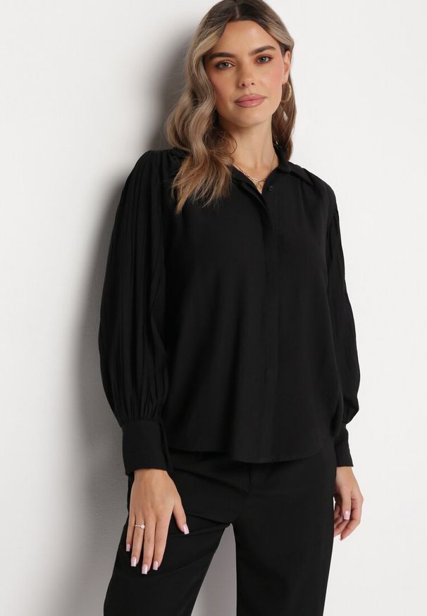 Born2be - Czarna Koszula z Plisowanymi Rękawami Pascala. Kolor: czarny