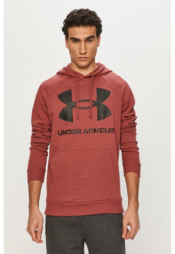 Under Armour Bluza 1357093 męska kolor bordowy z kapturem z nadrukiem 1357093-652. Okazja: na co dzień. Typ kołnierza: kaptur. Kolor: czerwony. Materiał: dzianina. Długość rękawa: raglanowy rękaw. Wzór: nadruk. Styl: casual