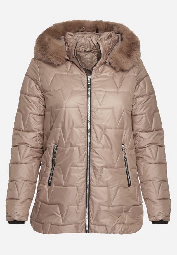 Born2be - Ciemnobeżowa Pikowana Kurtka z Kapturem z Futerkiem Azilma. Okazja: na co dzień, na spacer. Typ kołnierza: kaptur. Kolekcja: plus size. Kolor: beżowy. Materiał: futro. Wzór: aplikacja. Styl: klasyczny, casual