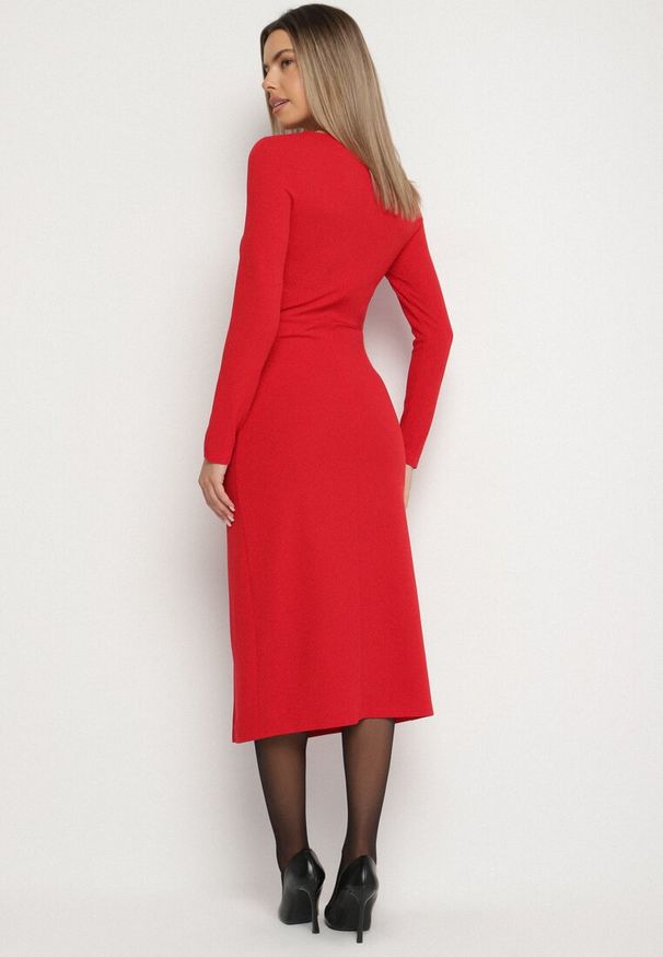 Born2be - Czerwona Taliowana Sukienka Vices z Marszczeniem i Perełkami Adorre. Kolor: czerwony. Wzór: aplikacja. Styl: elegancki, klasyczny