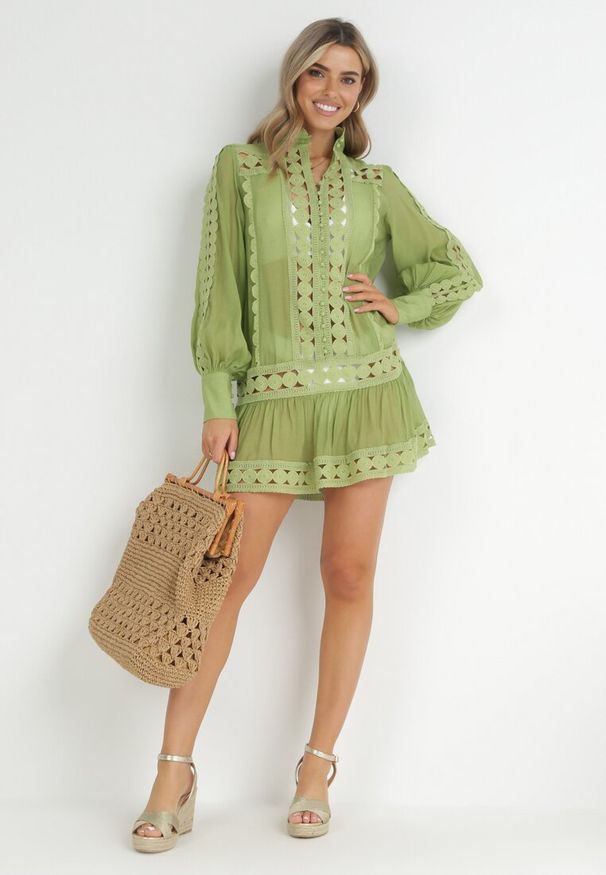 Born2be - Zielona Pudełkowa Tunika z Koronką i Długim Rękawem Ahrar. Typ kołnierza: kołnierzyk stójkowy. Kolor: zielony. Materiał: koronka. Długość rękawa: długi rękaw. Długość: długie. Wzór: koronka