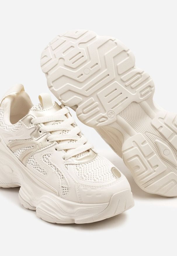 Born2be - Beżowe Sneakersy na Grubej Tłoczonej Podeszwie z Metaliczną Wstawką Alanelis. Okazja: na co dzień. Kolor: beżowy. Materiał: jeans. Wzór: aplikacja
