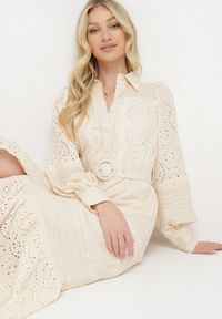 Born2be - Beżowa Koszulowa Sukienka z Lnu i Wiskozy z Paskiem w Komplecie z Ażurowym Zdobiebiem Eleces. Okazja: na co dzień, na imprezę. Kolor: beżowy. Materiał: wiskoza, len. Długość rękawa: długi rękaw. Wzór: ażurowy. Typ sukienki: koszulowe. Styl: casual, elegancki #1