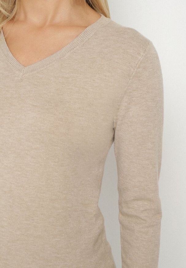 Born2be - Ciemnobeżowy Sweter z Wiskozą i Dekoltem w Serek Olisela. Okazja: na co dzień. Typ kołnierza: dekolt w serek. Kolor: brązowy. Materiał: wiskoza. Styl: casual, elegancki