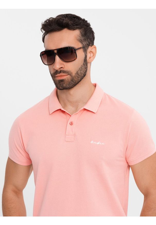 Ombre Clothing - Polo koszulka z bawełnianej dzianiny pique – różowa V5 - Rozmiar: L. Okazja: na co dzień. Typ kołnierza: polo. Kolor: różowy. Materiał: dzianina, bawełna. Długość rękawa: krótki rękaw. Długość: krótkie. Wzór: haft. Styl: casual, elegancki