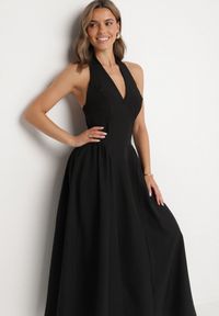 Born2be - Czarna Sukienka o Rozkloszowanym Kroju z Wiązanym Dekoltem Halter Senicea. Okazja: na spacer, na co dzień. Typ kołnierza: dekolt halter. Kolor: czarny. Typ sukienki: proste. Styl: casual #7