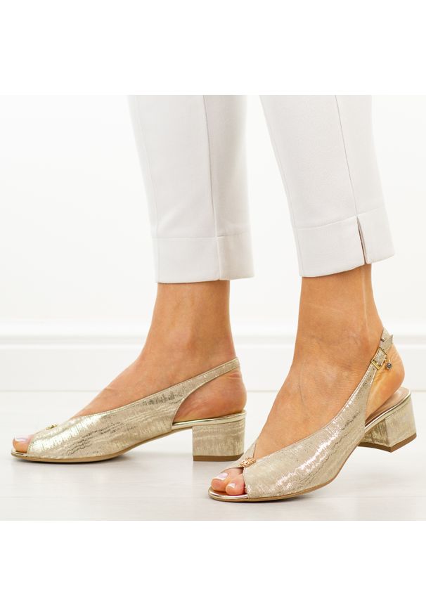 Złote s160 skórzane Polskie sandały damskie Prestige 2308/obl. Zapięcie: pasek. Kolor: złoty. Materiał: skóra. Wzór: aplikacja. Sezon: wiosna, lato. Obcas: na obcasie. Styl: elegancki, klasyczny, wizytowy. Wysokość obcasa: średni
