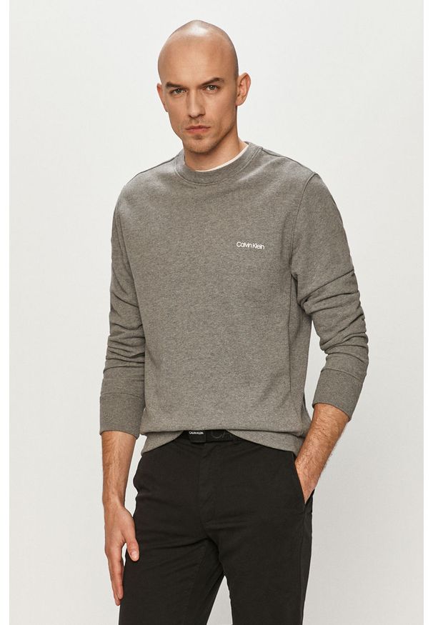 Calvin Klein - Bluza bawełniana. Okazja: na co dzień. Kolor: szary. Materiał: bawełna. Wzór: gładki. Styl: casual