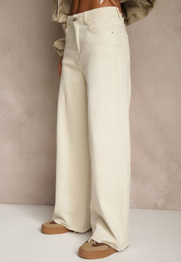 Renee - Jasnobeżowe Jeansy Wide Leg High Waist z Postrzępionymi Krawędziami Brizess. Stan: podwyższony. Kolor: beżowy