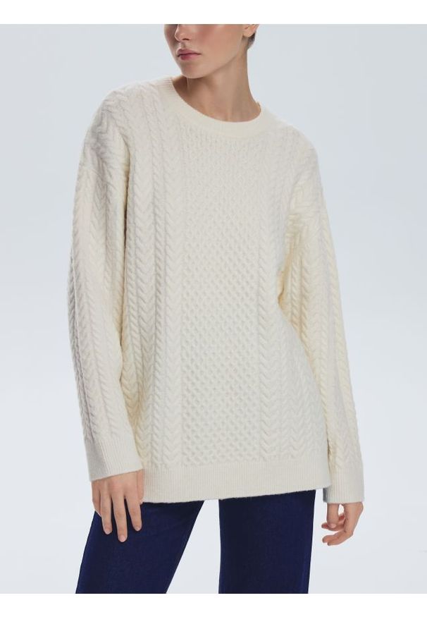 Reserved - Sweter oversize z warkoczowym splotem - kremowy. Kolor: kremowy. Materiał: wełna, dzianina. Wzór: ze splotem