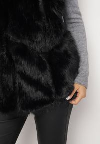 Born2be - Czarna Kamizelka Futrzana z Wstawkami z Ekoskóry Batliewa. Kolor: czarny. Materiał: futro. Wzór: aplikacja #3