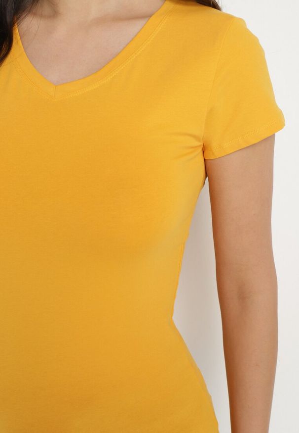 Born2be - Żółty T-shirt Nysalphia. Kolor: żółty. Materiał: bawełna, dzianina, elastan. Długość rękawa: krótki rękaw. Długość: krótkie. Styl: klasyczny