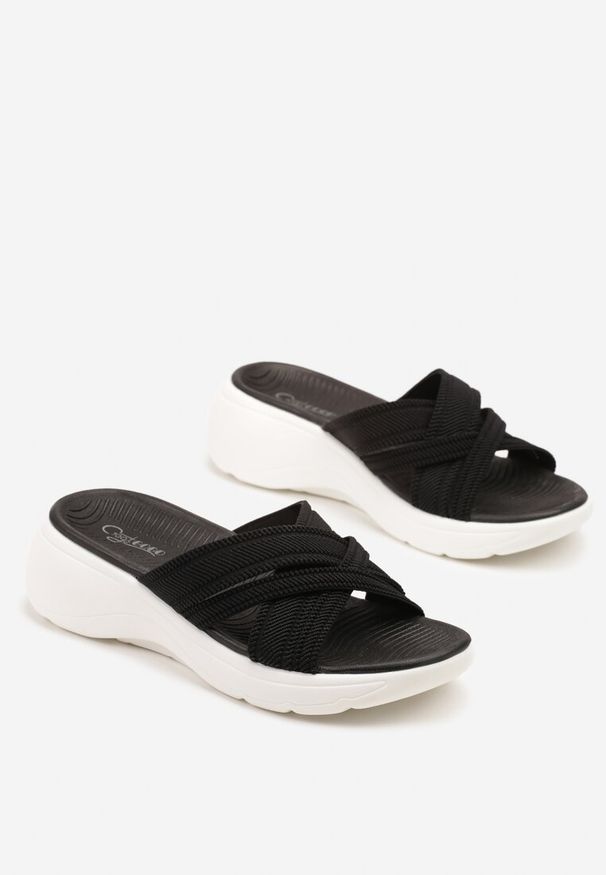 Born2be - Czarne Klapki na Piankowym Koturnie z Tweedowymi Paskami Ulioviela. Okazja: na co dzień. Kolor: czarny. Materiał: jeans. Wzór: paski. Obcas: na koturnie. Styl: klasyczny, elegancki, casual