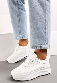 Renee - Białe Płaskie Wiązane Sneakersy z Ozdobną Podeszwą Storia. Nosek buta: okrągły. Kolor: biały. Materiał: jeans. Wzór: aplikacja