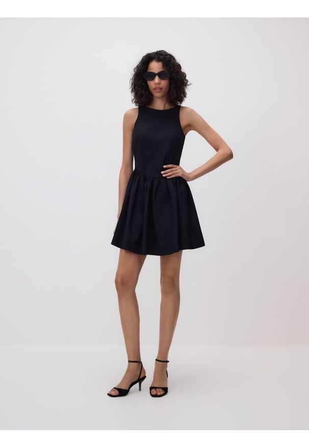 Reserved - Sukienka z kokardą - czarny. Typ kołnierza: kokarda. Kolor: czarny. Materiał: dzianina