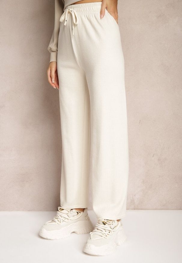 Renee - Beżowe Spodnie o Szerokim Kroju High Waist z Gumką w Pasie Mefinia. Okazja: na co dzień, na imprezę. Stan: podwyższony. Kolor: beżowy. Materiał: satyna. Styl: klasyczny, elegancki, wizytowy, casual