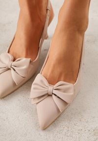 Renee - Beżowe Sandały Slingback na Kaczuszce Zdobione Aplikacją z Kokardą Teniane. Okazja: na co dzień. Zapięcie: pasek. Kolor: beżowy. Materiał: jeans. Wzór: aplikacja. Obcas: na szpilce. Styl: casual #6