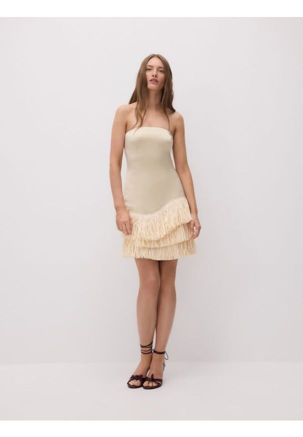 Reserved - Sukienka bandeau z frędzlami - kremowy. Kolor: kremowy. Materiał: wiskoza, len