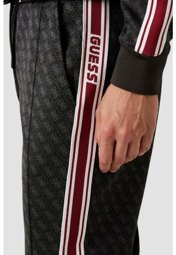 Guess - GUESS Czarne męskie spodnie dresowe z lampasami w monogram Parimo 4G, Rozmiar XXL. Kolor: czarny. Materiał: dresówka