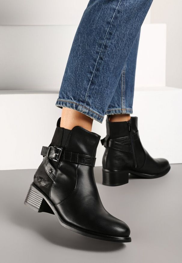 Born2be - Czarne Botki na Obcasie Ozdobione Paskiem i Klamrą Etintha. Okazja: na co dzień. Zapięcie: klamry. Kolor: czarny. Materiał: jeans. Wzór: aplikacja. Obcas: na obcasie. Styl: wizytowy, casual. Wysokość obcasa: średni