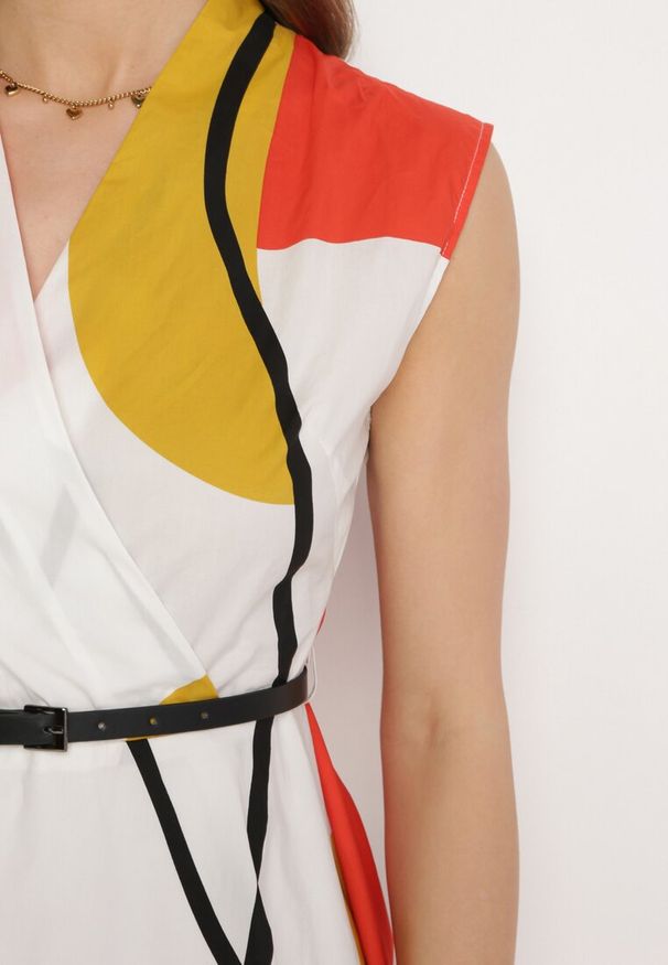 Born2be - Beżowo-Żółta Bawełniana Sukienka z Kopertowym Dekoltem o Rozkloszowanym Kroju z Paskiem z Ekoskóry Avelona. Typ kołnierza: dekolt kopertowy. Kolor: beżowy. Materiał: bawełna. Długość rękawa: krótki rękaw. Typ sukienki: kopertowe