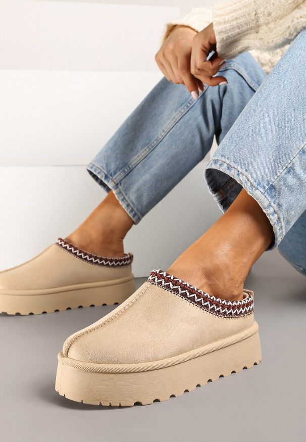 Renee - Beżowe Śniegowce na Platformie z Niską Cholewką Ozdobione Haftem Metaria. Wysokość cholewki: przed kostkę. Kolor: beżowy. Materiał: jeans. Szerokość cholewki: normalna. Wzór: aplikacja, haft. Sezon: zima. Obcas: na platformie. Styl: klasyczny, elegancki