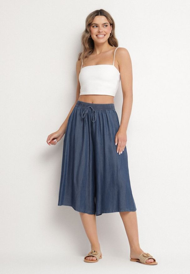 Born2be - Granatowe Bawełniane Szorty Bermudy o Szerokim Kroju z Ozdobnym Wiązaniem Falpio. Okazja: na co dzień. Kolor: niebieski. Materiał: bawełna. Styl: elegancki, casual