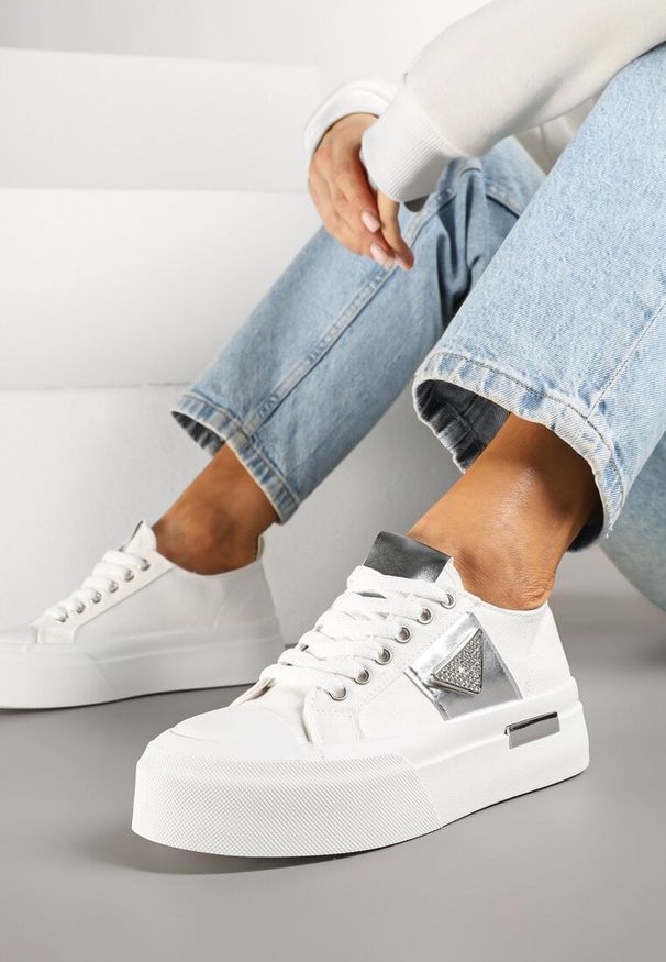 Born2be - Białe Trampki na Platformie z Naszywką z Cyrkoniami Olirine. Okazja: na co dzień. Kolor: biały. Wzór: aplikacja. Obcas: na platformie. Styl: casual