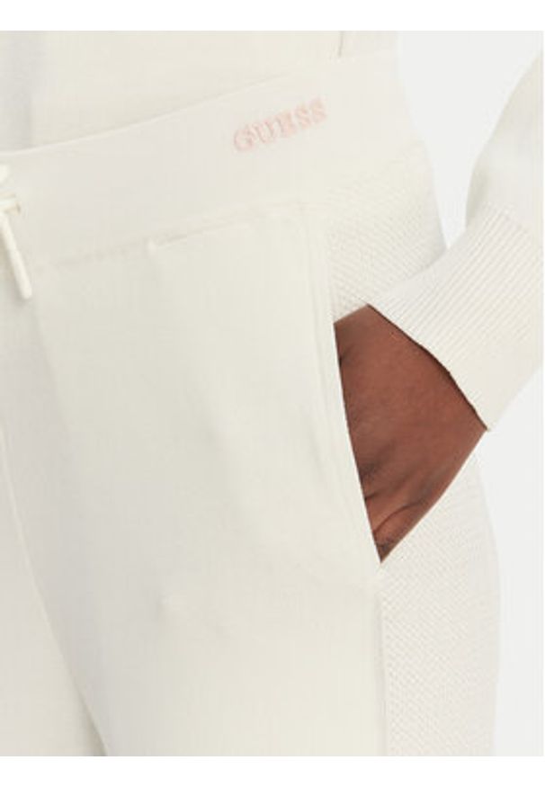 Guess Spodnie dzianinowe V6GB06 Z0651 Biały Regular Fit. Kolor: biały. Materiał: wiskoza