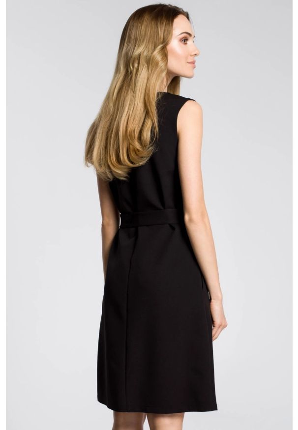 Sukienki.shop - Elegancka sukienka trapezowa bez rękawów z paskiem w talii czarna. Okazja: do pracy. Kolor: czarny. Materiał: tkanina, materiał, elastan. Długość rękawa: bez rękawów. Wzór: gładki. Typ sukienki: trapezowe. Styl: elegancki. Długość: midi