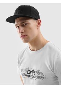 4f - Czapka z daszkiem snapback uniseks 4F x Drift Masters - czarna. Kolor: czarny. Materiał: wełna, materiał, skóra, syntetyk. Wzór: haft, napisy. Sezon: lato. Styl: sportowy