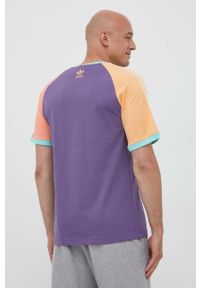 adidas Originals t-shirt bawełniany kolor fioletowy wzorzysty. Kolor: fioletowy. Materiał: bawełna. Długość rękawa: krótki rękaw. Długość: krótkie. Wzór: aplikacja. Styl: klasyczny #2