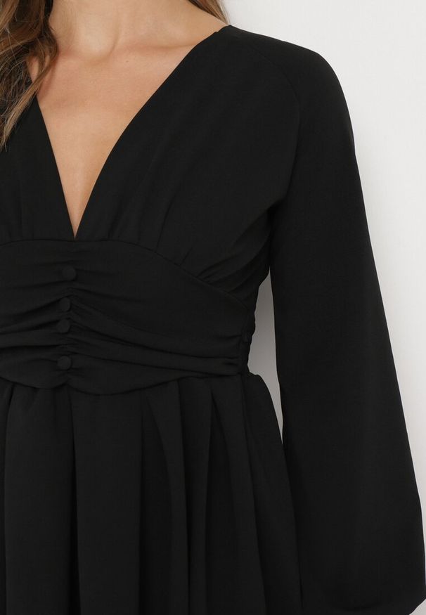 Born2be - Czarna Rozkloszowana Sukienka Mini z Głębokim Dekoltem Ozdobiona Marszczeniem i Guzikami Jerikan. Kolor: czarny. Długość rękawa: długi rękaw. Wzór: aplikacja. Długość: mini