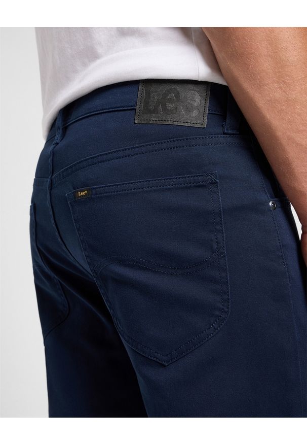 Lee - MESKIE SPODNIE MATERIALOWE LEE DAREN ZIP FLY RIVET NAVY 112363965