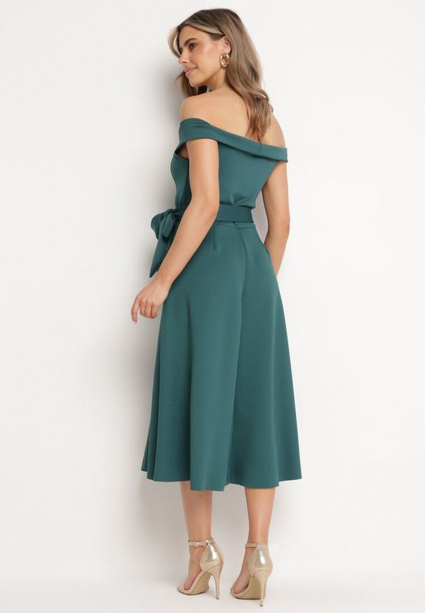 Born2be - Zielona Elegancka Sukienka o Fasonie Hiszpanki z Materiałowym Paskiem Xaelia. Typ kołnierza: dekolt hiszpanka. Kolor: zielony. Materiał: materiał. Styl: elegancki