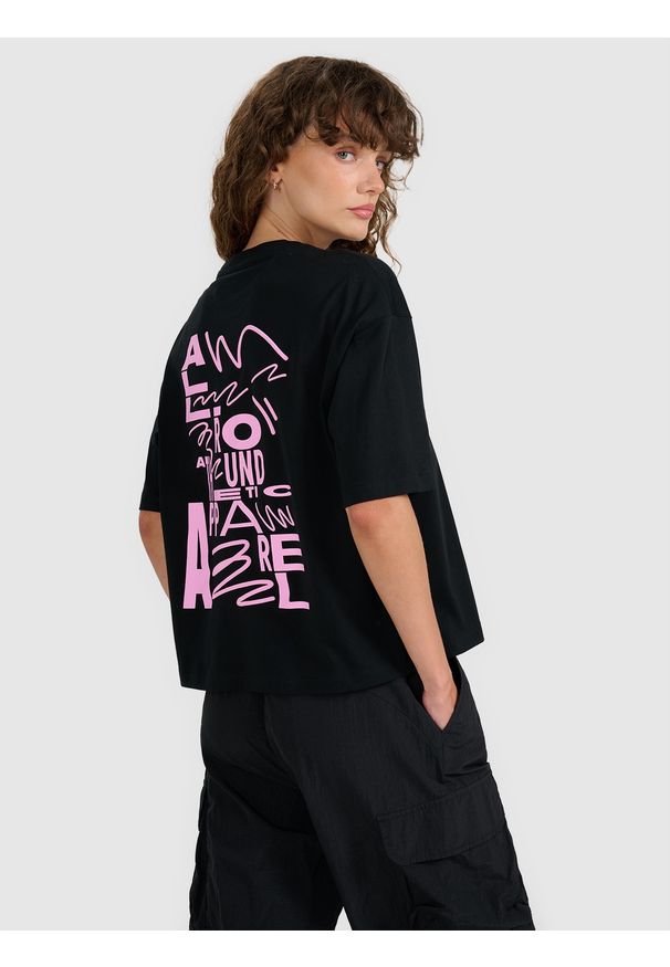 4f - 4F T-shirt oversize z nadrukiem damski - czarny XS. Okazja: na co dzień. Kolor: czarny. Materiał: dzianina, jersey, materiał, bawełna. Długość rękawa: krótki rękaw. Długość: krótkie. Wzór: nadruk. Styl: sportowy, klasyczny, casual