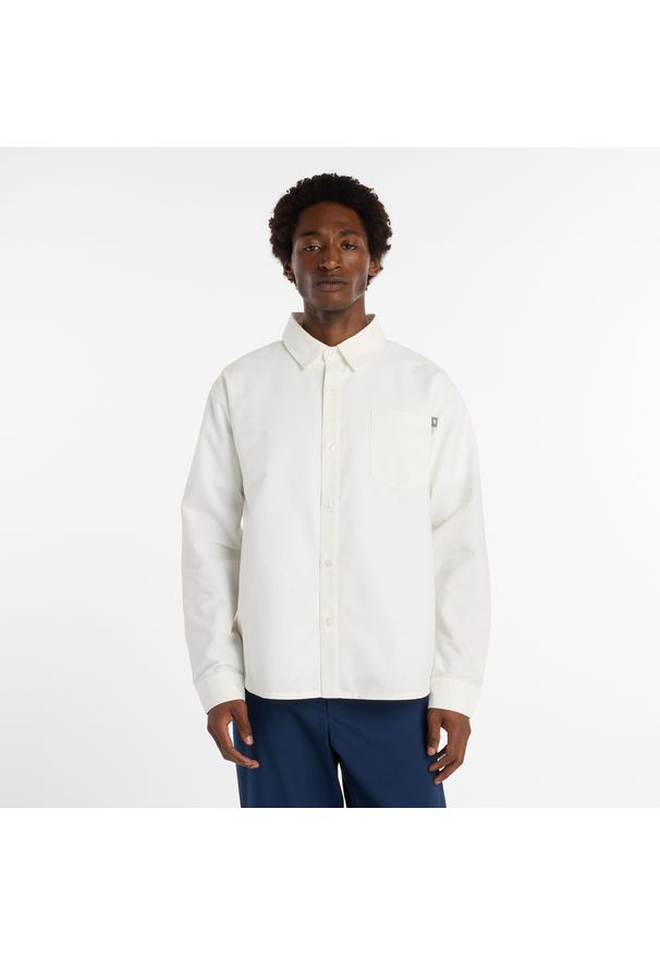 Koszula męska New Balance MT53523RFN – biała. Typ kołnierza: kołnierzyk klasyczny. Kolor: biały. Materiał: bawełna, poliester, materiał. Styl: klasyczny, elegancki