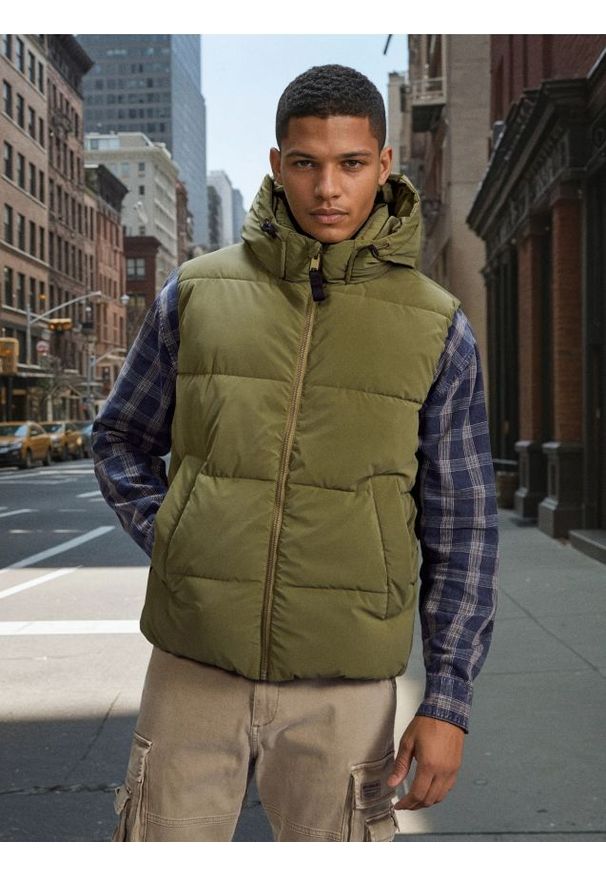 Sinsay - Pikowana kamizelka puffer z kapturem - khaki. Kolor: brązowy