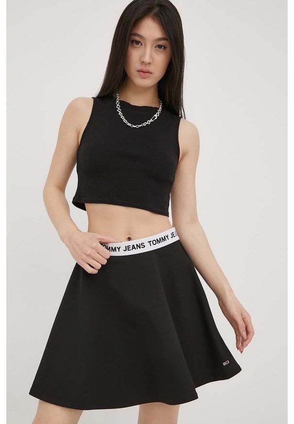 Tommy Jeans spódnica kolor czarny mini rozkloszowana. Kolor: czarny. Materiał: dzianina, poliester