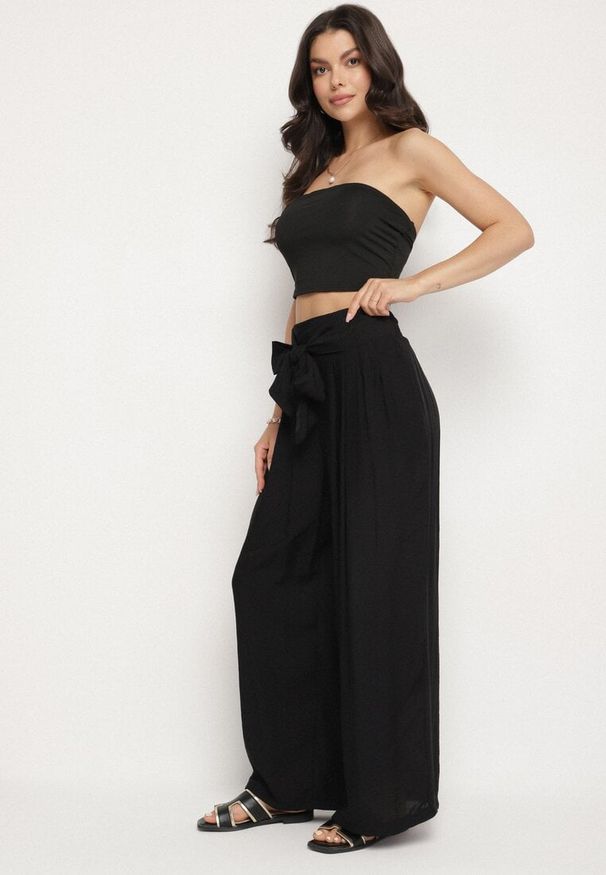 Born2be - Czarne Szerokie Spodnie z Wiskozy z Wysokim Stanem Kolianne. Okazja: na co dzień, na imprezę. Stan: podwyższony. Kolor: czarny. Materiał: wiskoza. Styl: klasyczny, casual, elegancki