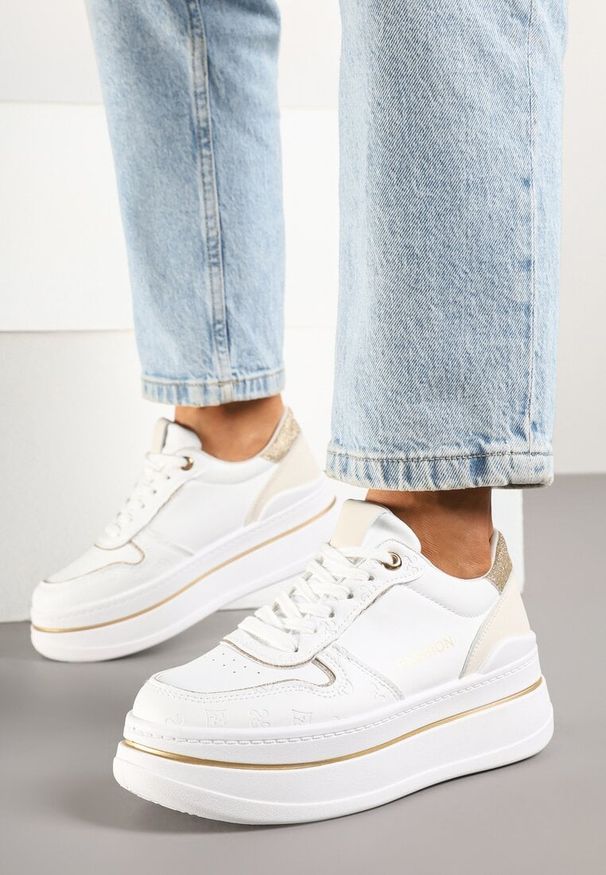 Renee - Biało-Złote Sneakersy na Platformie Ozdobione Brokatem i Napisem Udivoria. Okazja: na co dzień. Kolor: biały. Materiał: jeans. Wzór: napisy, aplikacja. Obcas: na platformie