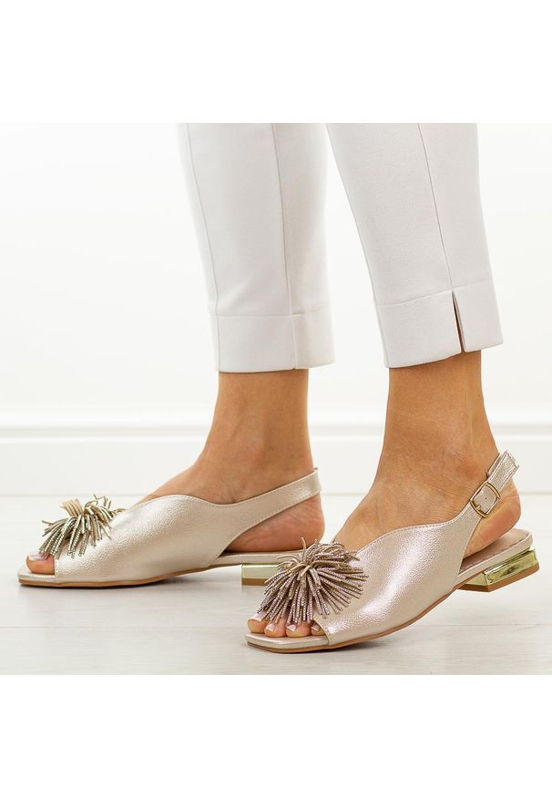 POTOCKI - Złote sandały damskie na obcasie Potocki 43336. Okazja: na co dzień, na imprezę. Kolor: złoty. Materiał: skóra. Wzór: aplikacja. Sezon: wiosna, lato. Obcas: na obcasie. Styl: casual, elegancki, klasyczny, wizytowy. Wysokość obcasa: niski