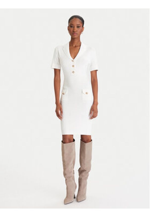 Guess Sukienka dzianinowa W5YK29 Z0130 Biały Slim Fit. Kolor: biały. Materiał: syntetyk