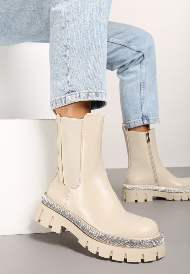 Born2be - Beżowe Botki Typu Sztyblety na Grubej Podeszwie Zdobionej Cyrkoniami Pretirina. Okazja: na co dzień. Kolor: beżowy. Materiał: jeans. Wzór: aplikacja. Obcas: na obcasie. Styl: elegancki, casual. Wysokość obcasa: średni
