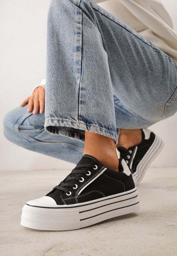 Renee - Czarne Trampki o Klasycznym Fasonie na Platformie Opheme. Okazja: na spacer, na co dzień. Kolor: czarny. Obcas: na platformie. Styl: klasyczny